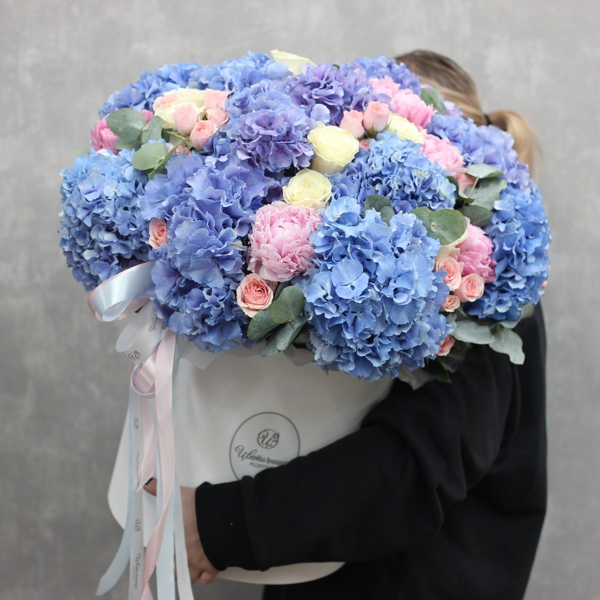 Премиальная коробка с розами и гортензиями